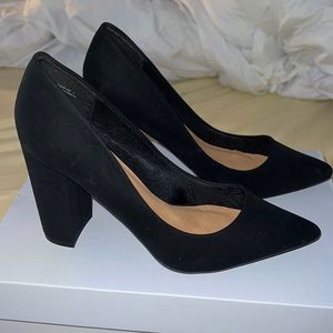 Black Pumps
